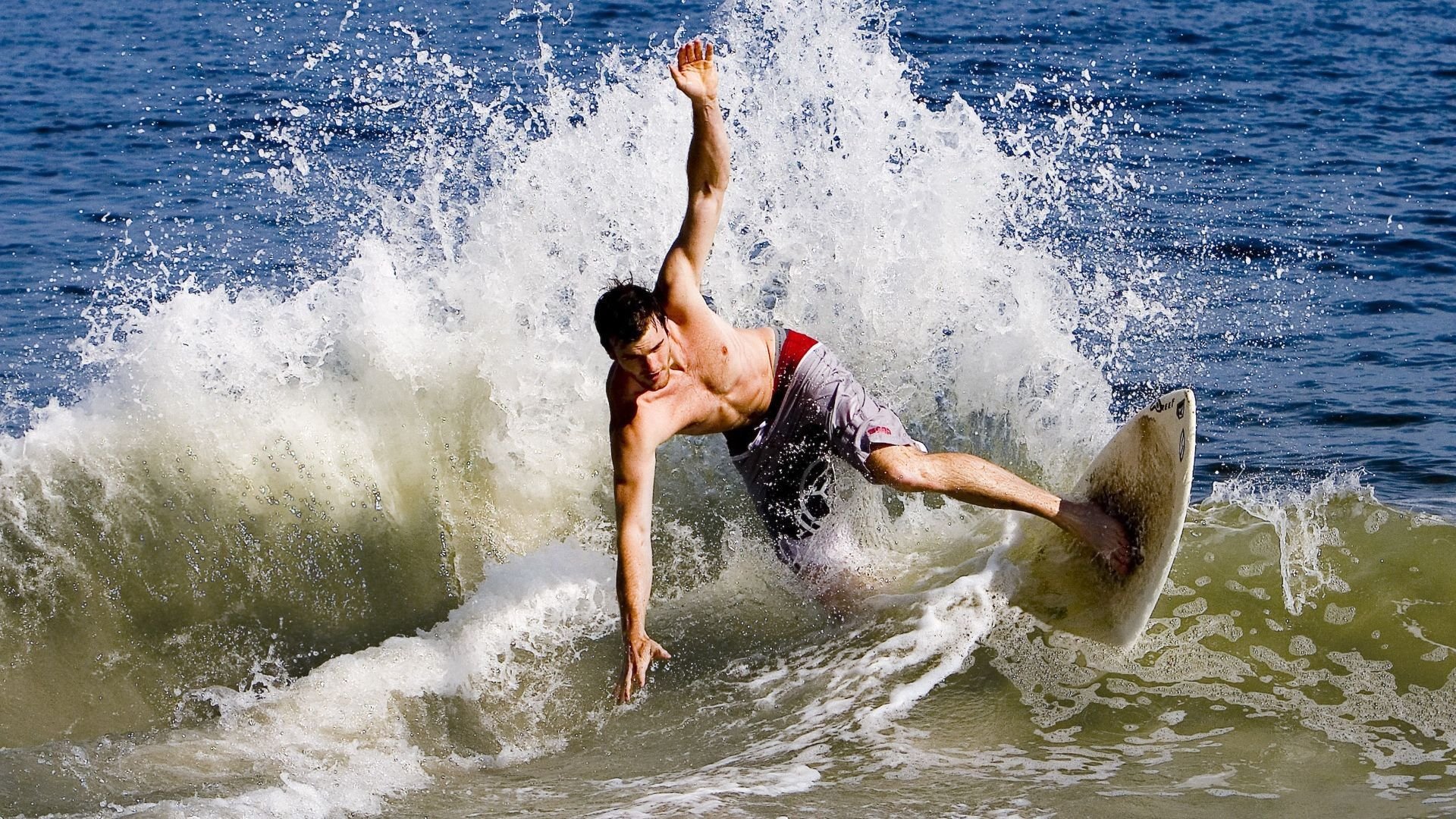 英超“禁手门”：为了阻止升班马冲击前二，裁判在埃弗顿禁区里张开手球判决背后的真相